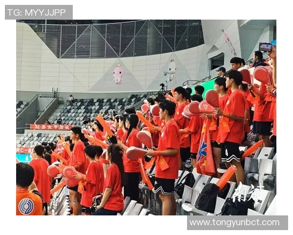 足球明星的女儿在比赛中精彩进球引发全场欢呼与关注